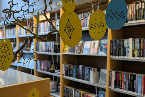Påskepynta bibliotek